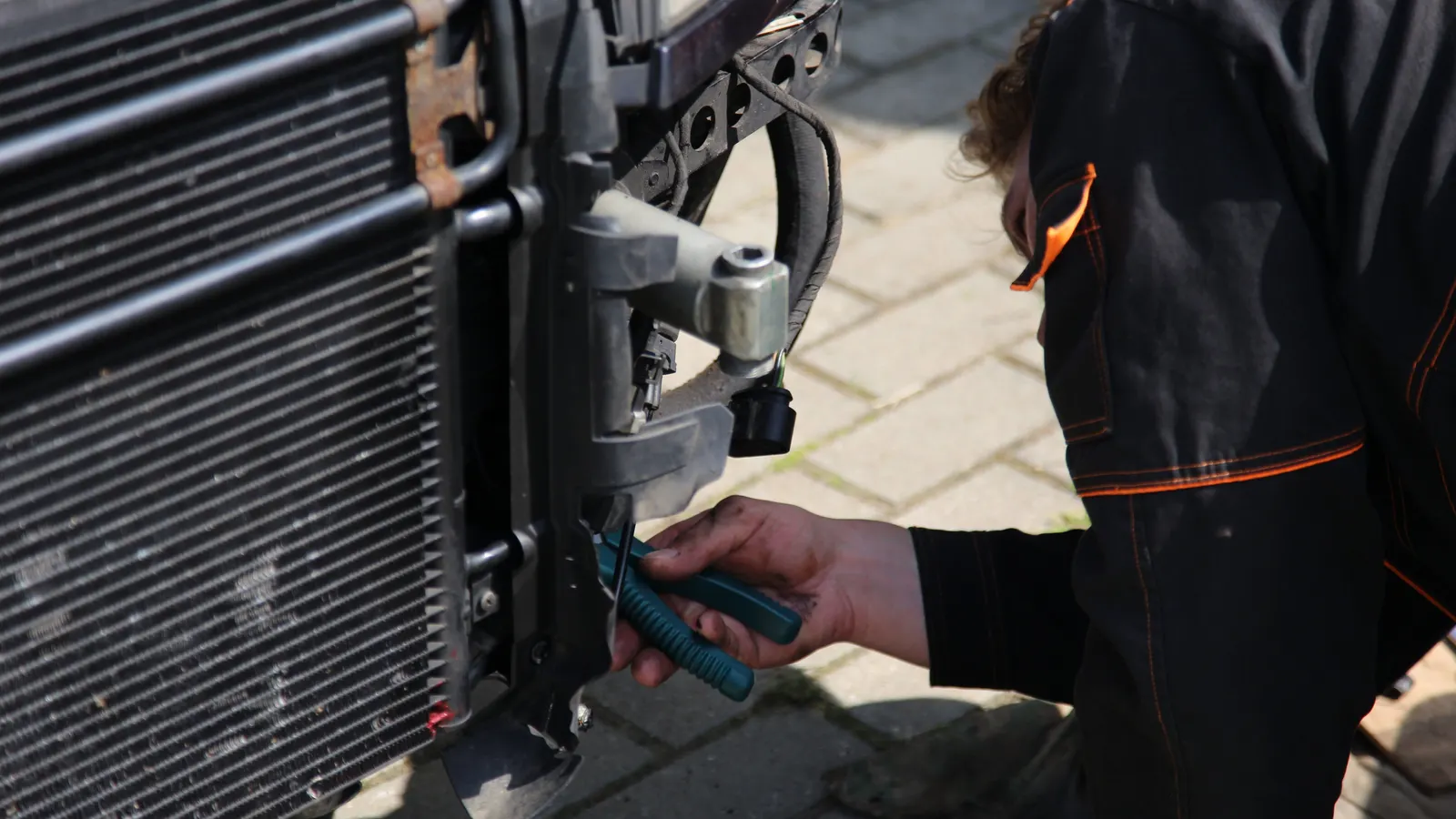 Mekanik memeriksa seal radiator cap di kaunter bengkel