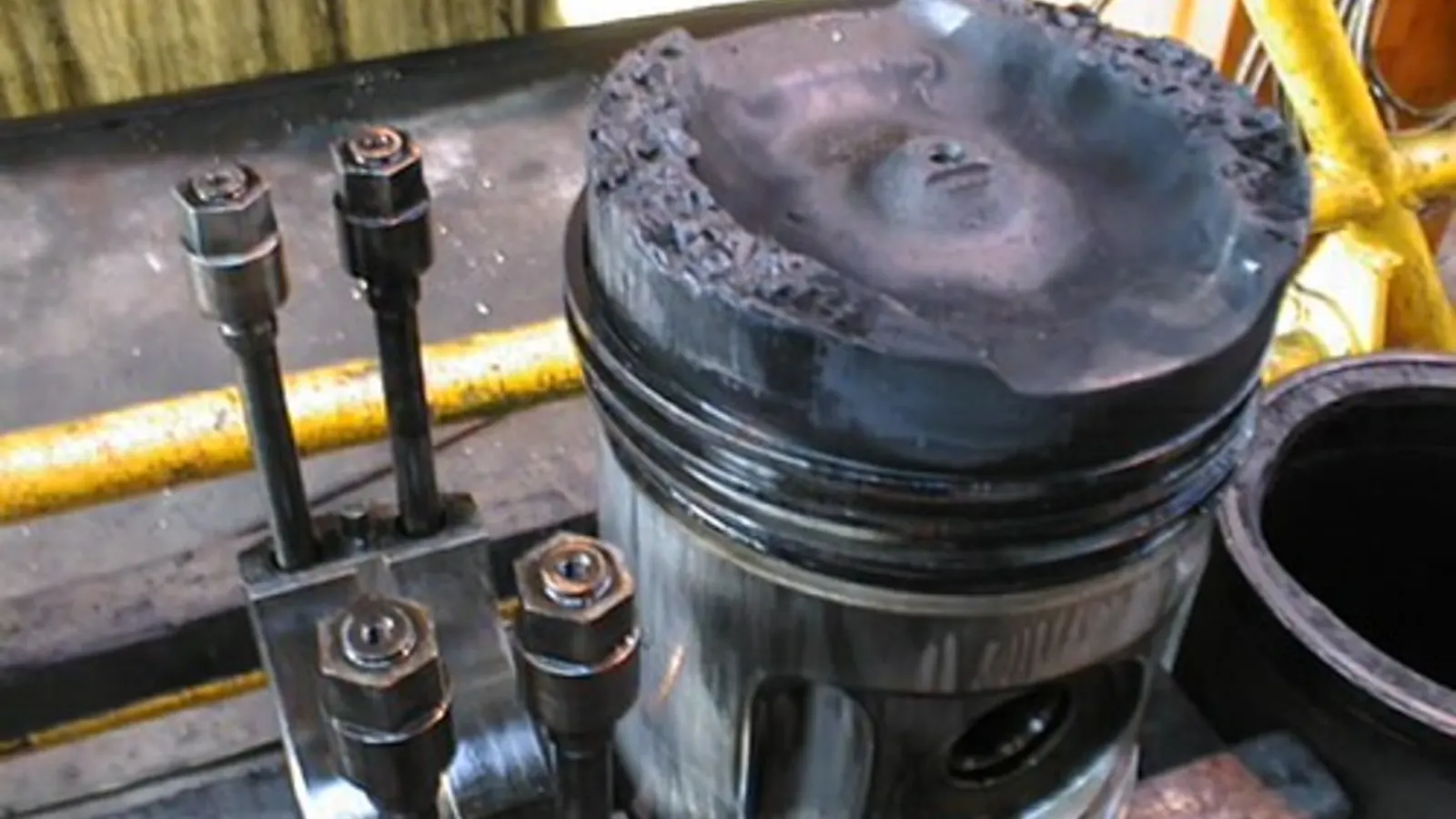 Piston, set piston ring dan cylinder liner disusun di atas bangku kerja sebelum kerja overhaul enjin