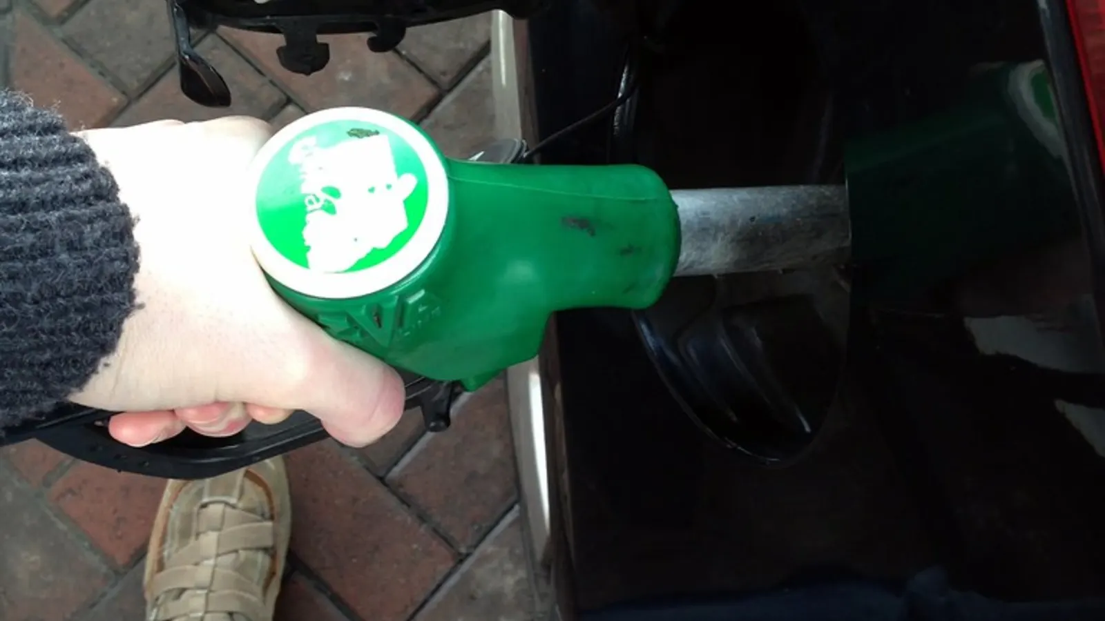Mekanik menguji tekanan bahan api di atas bangku bengkel Malaysia dengan fuel pump dan filter disusun