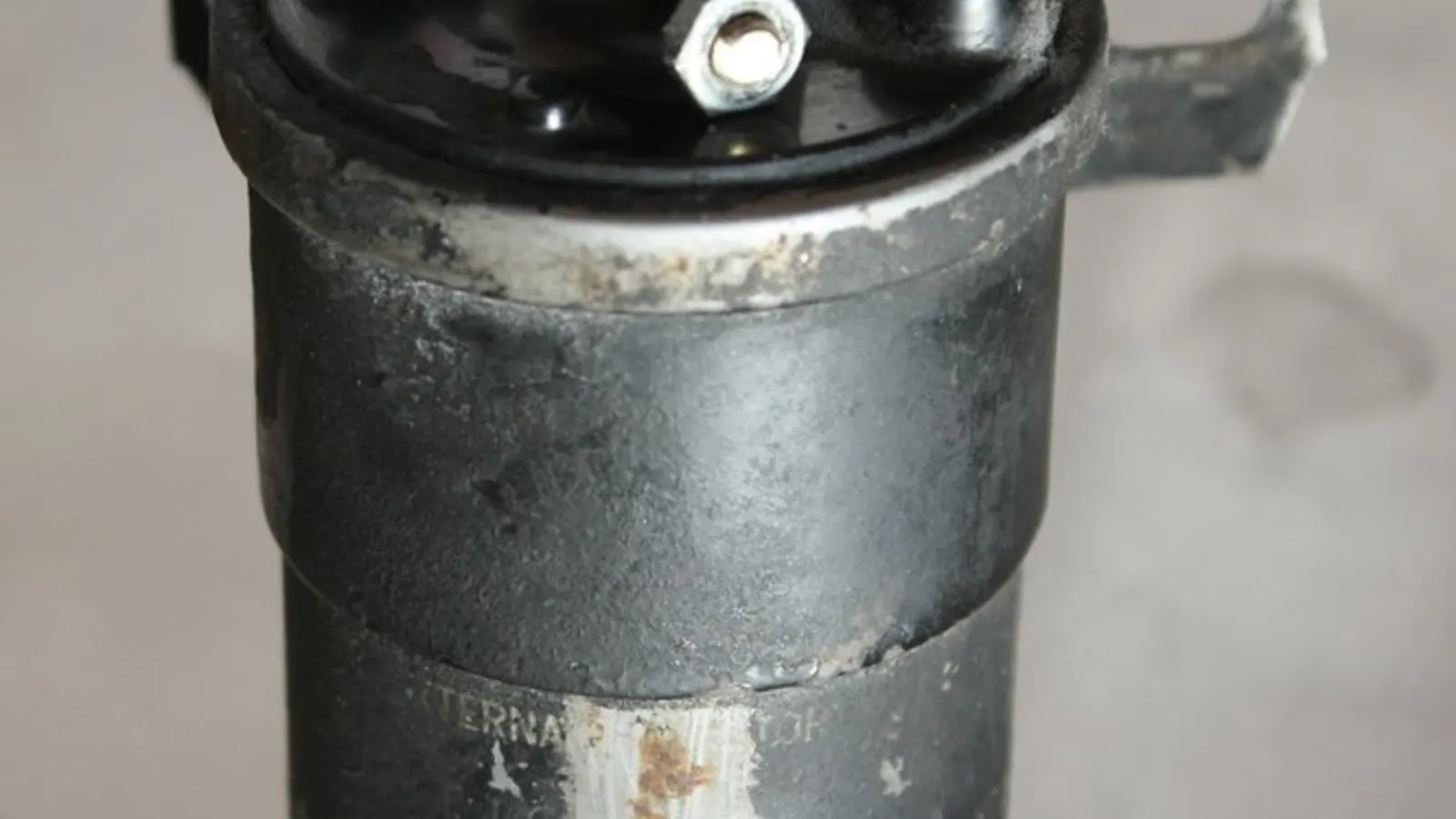 Ignition coil tulen di sebelah spark plug di kaunter bengkel