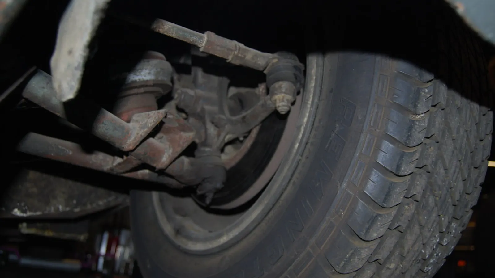 Potongan rentas pemasangan hab wheel bearing di atas meja kerja bengkel